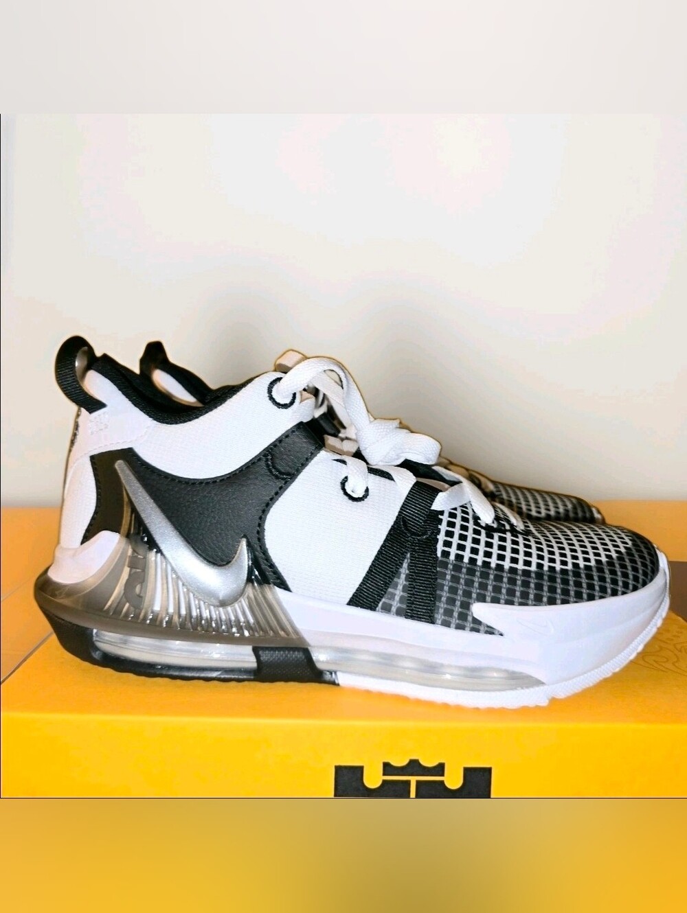 Grade School) Size - Nike LeBron Witness 7 Mid White Black - Picture 5 of 10